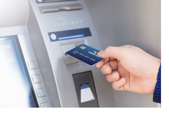 Persona que utiliza un cajero automático Truliant