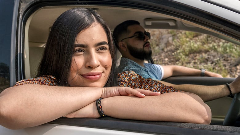 Mujer joven disfrutando de un paseo